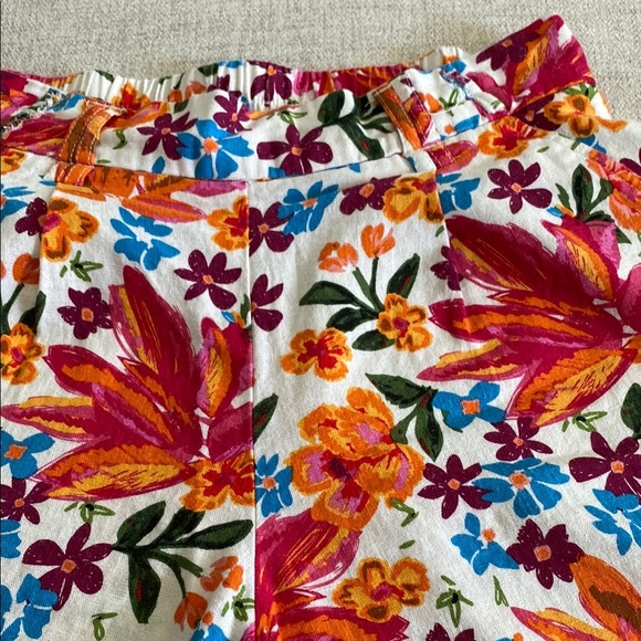 Vibrant Floral Linen Blend 4” Shorts - Picture 2 of 4